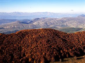 Vista dalla cima di Monte Meta verso Rocca Calascio (sulle colline in secondo piano).