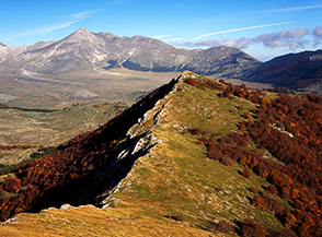 L&rsquo;elegante Cresta Nord del Meta vista dalla cima, sullo sfondo il gruppo del Camicia-Tremoggia.
