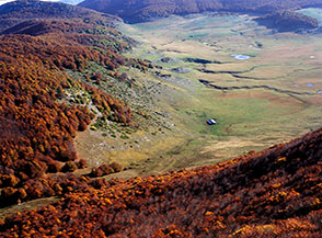 La Piana del Voltigno (si vede anche il Lago Sfondo) ripresa dalla cima del Monte Meta.