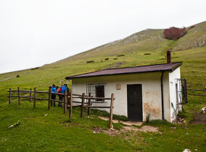 Il Rifugio Mezzana sui vasti pascoli in quota di Bocca Mezzana.