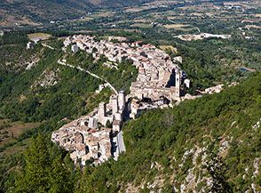 Il medioevale paese di Pacentro visto dal Vallone di Mileto.