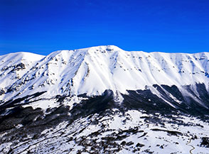 La Majella con al centro il Monte Amaro e la Rava della Giumenta Bianca visti dalla cima del Monte Mileto.