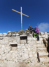 Tra i ruderi del vecchio Rifugio Beniamino Caso proprio sulla cima del Monte Miletto.