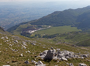 Vista su Campitello Matese dalla cima del Monte Miletto.