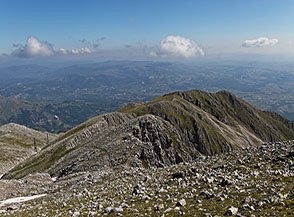 La massiccia dorsale di Serra Soda che si sviluppa a nord del Monte Miletto.