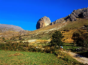 Nella Valle di Bellino in cammino verso Rocca Senghi (sullo sfondo).