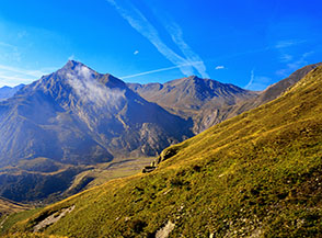 Risalendo il Vallone Varaita di Rui con vista sul Monte Pence (a sx) e Bellino.