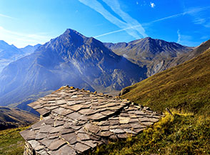 Finestra su Monte Pence da una panoramica baita nel Vallone Varaita di Rui.