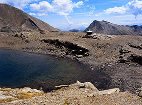 Il Bivacco Boerio su un colletto appena sopra il Lago Mongioia.