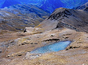Il Lago Mongioia ed il Bivacco Boerio visti dalla Cresta Sud del Monte Mongioia.