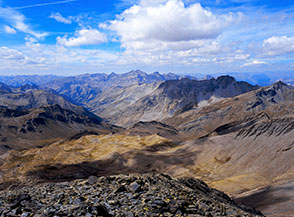 Dalla cima del Mongioia panorama verso il Vallon de Rubren e la Francia.