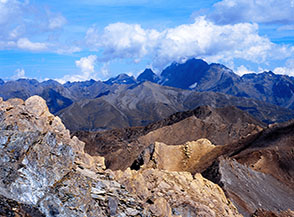 Dalla cima del Mongioia panorama verso il Monviso, nascosto fra le nubi.