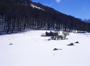 Uno dei due rifugi del pittoresco pianoro di Macchialunga.