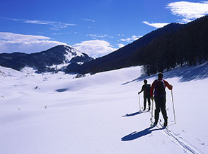 Lungo il pianoro di Campolungo, sullo sfondo Monte Morbano.
