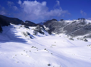 Il Sasso Grosso (al centro) e sulla sx il Rifugio di Fonte del Faggio.