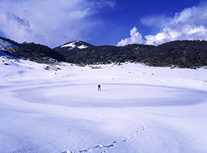 Il laghetto ghiacciato di Piana del Pozzo, sullo sfondo Monte Midia.