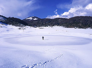 Il laghetto ghiacciato di Piana del Pozzo, sullo sfondo Monte Midia.