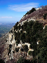 Scorcio sulla selvaggia fascia rocciosa che cinge il Monte Morra sul Versante Sud.