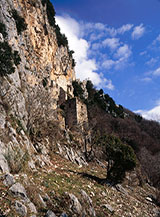 L&rsquo;Eremo del Conventillo addossato ai piedi delle pareti del Versante Sud del Morra.