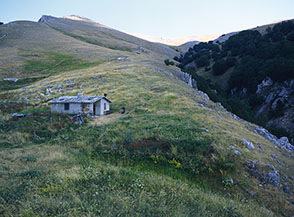 Il Rifugio dello Iaccio Rosso e, alla sua dx, il Vallone delle Mandrelle.