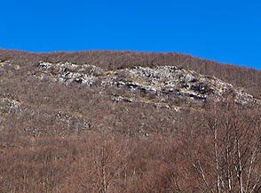 Uno sguardo sul fianco di Monte San Rocco che cala sulla Valle Amara.