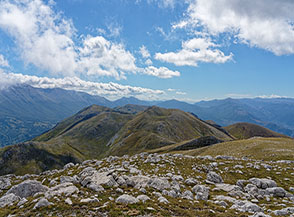 Dalla cima del Monte Morrone panorama verso nord-ovest, di fronte a noi il proseguo della cresta sommitale verso cui siamo diretti.