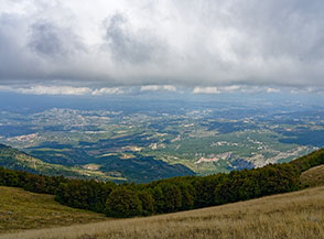 Le colline chietine sotto una coltre di nubi.