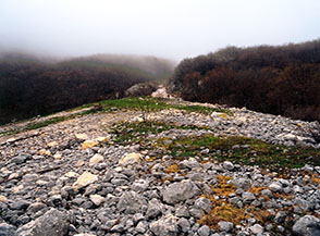 Il brullo pendio che conduce all&rsquo;imbocco del canalone della Rava Grande.