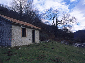 Il Ricovero di Monte Mosca nei pressi della sella omonima.