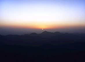 &ldquo;Il risveglio del Sinai&rdquo; (Un momento indimenticabile: l&rsquo;alba sui Monti del Sinai, vista dalla cima del Monte Mos&egrave;).