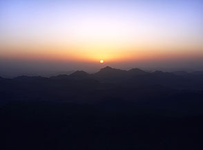 &ldquo;Il risveglio del Sinai&rdquo; (Un momento indimenticabile: l&rsquo;alba sui Monti del Sinai, vista dalla cima del Monte Mos&egrave;).