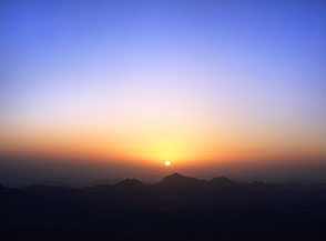 &ldquo;Il risveglio del Sinai&rdquo; (Un momento indimenticabile: l&rsquo;alba sui Monti del Sinai, vista dalla cima del Monte Mos&egrave;).