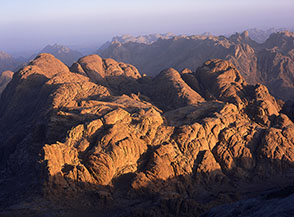 Le prime luci del giorno conferiscono una colorazione molto &ldquo;calda&rdquo; alle rocce del Sinai.