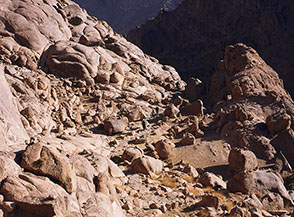 Uno scorcio sul canyon in cui si sviluppa il Sentiero dei 3000 scalini per Monte Mos&egrave;