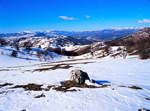 La vista spazia libera verso il Piano di Aielli.