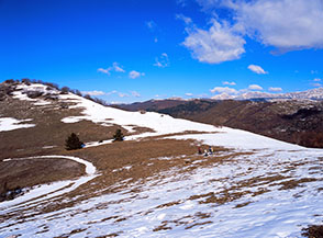 L&rsquo;ampio valico di Forca Carrara.