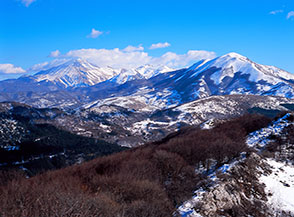 Splendida vista verso la Val Vomano e l&rsquo;inizio della Catena Occidentale del Gran Sasso con il Monto Corvo ed il San Franco (dalla cima del Mozzano).
