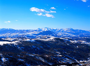 I Monti Reatini all&rsquo;orizzonte dalla cima del Mozzano.