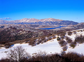 Il Lago di Campotosto ed i Monti della Laga intravisti da Colle Grande.