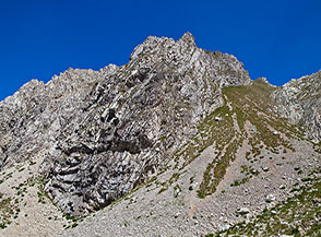 La grande costola rocciosa che sostiene il Mozzone sul versante occidentale, sulla dx il canale di discesa dalla Forcella del Mozzone.