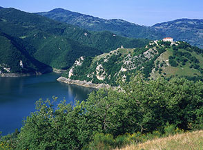 Scorcio su Monte Antuni al Lago del Turano.