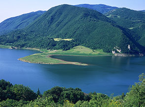 La piccola penisola del Morrone Pizzuto (&egrave; la guglia rocciosa sulla dx) al Lago del Turano, dominata dal boscoso Monte Nero.