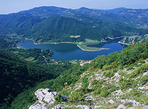Panorama sul Lago del Salto dal belvedere del Fosso di Valecasi.