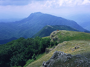 La Cresta Sud del Navegna, sullo sfondo il Monte Cervia.