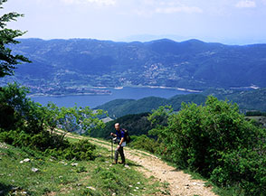 Lungo il sentiero nel Fosso Iaellucco, sullo sfondo il Lago del Turano.