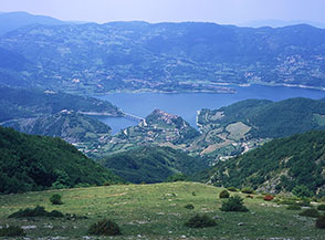 Panorama su Castel di Tora ed il Lago del Turano (dal sentiero nei pressi di Fonte delle Casse).