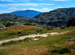 Il fontanile presso il Valico la Forca (sullo sfondo si vede Vallecupola).