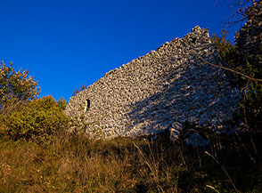 Tardo pomeriggio autunnale ai ruderi di Mirandella.