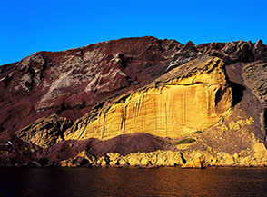 Il biglietto d&rsquo;ingresso di Linosa: la splendida colata vulcanica che domina Cala Pozzolana di Ponente, dove si trova l&rsquo;attracco delle navi.