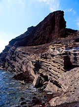 La spettacolare parete a strapiombo sul mare di Punta Calcarella.